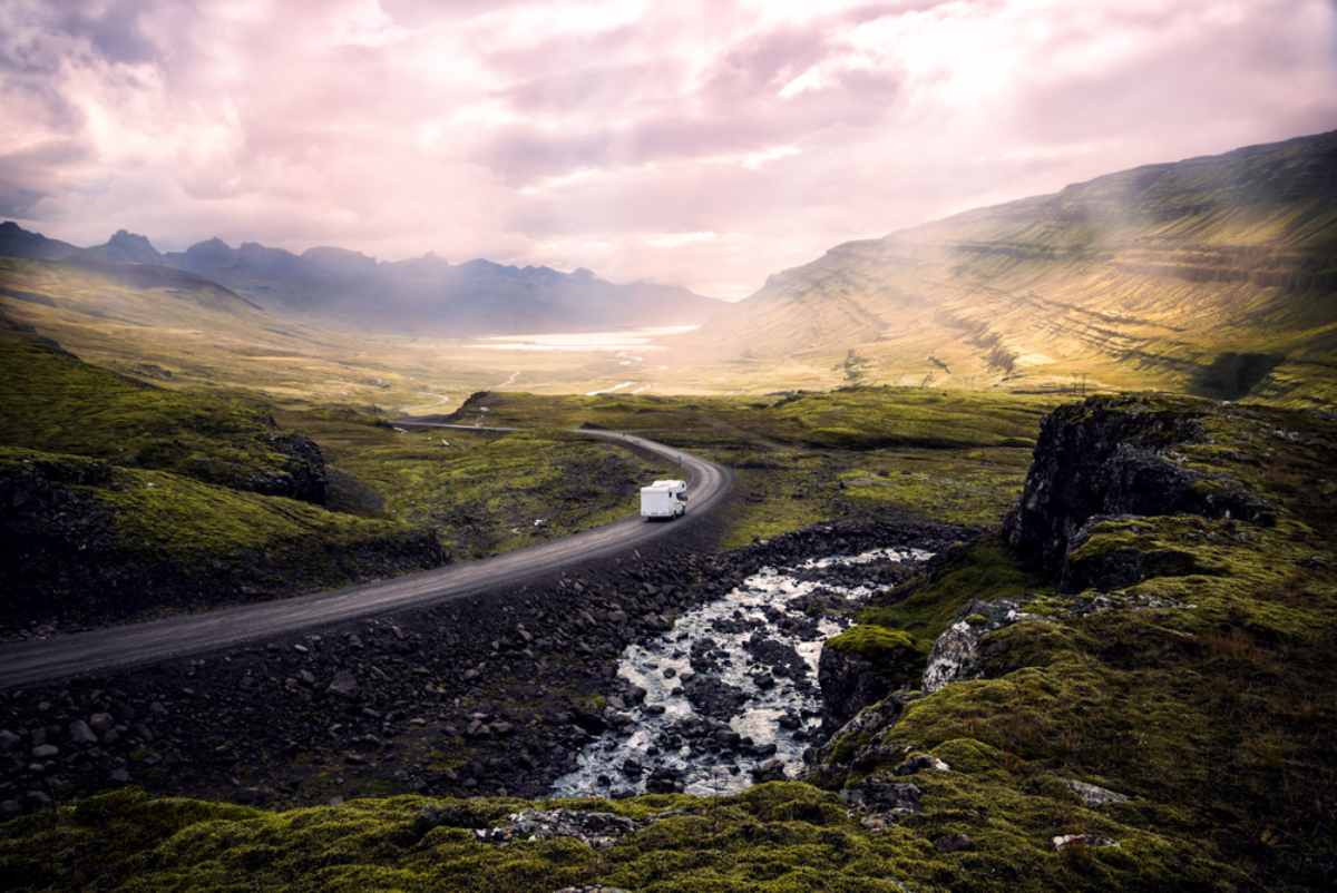 Motorhome die door een vulkanisch landschap in IJsland rijdt