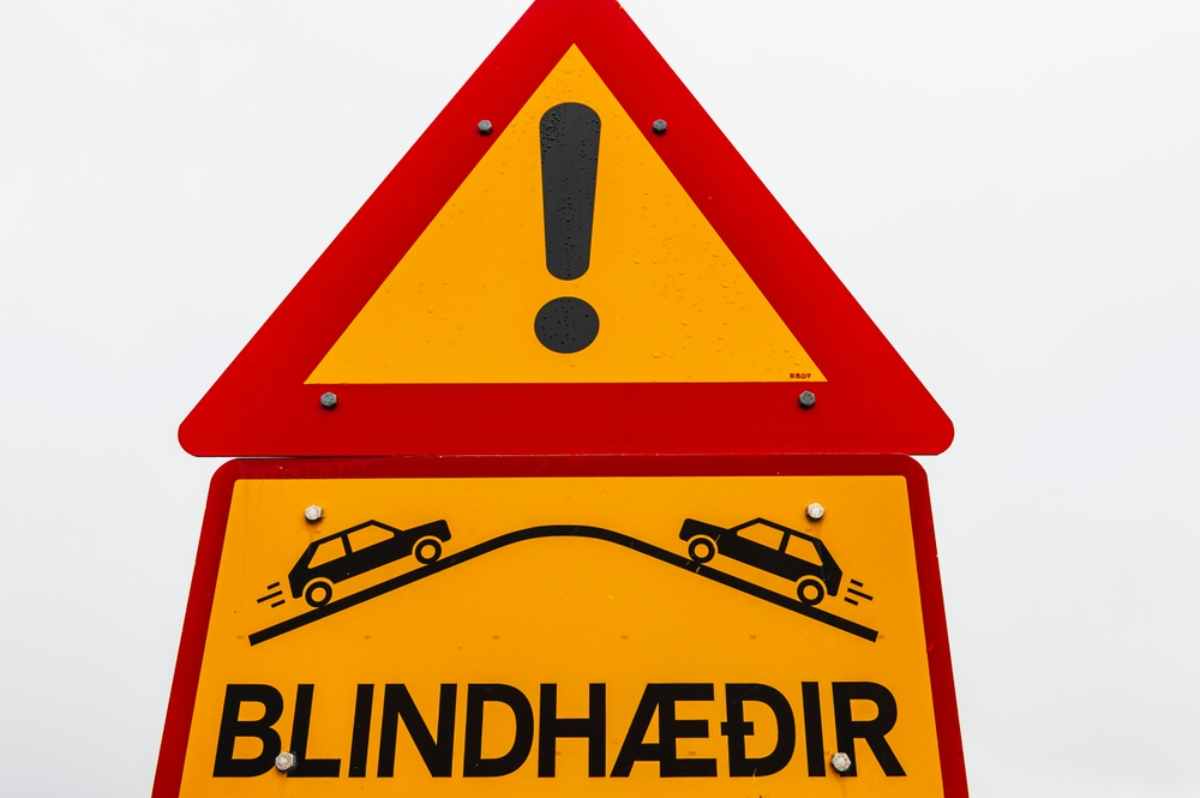 Waarschuwingsbord voor een onoverzichtelijke heuvel in IJsland
