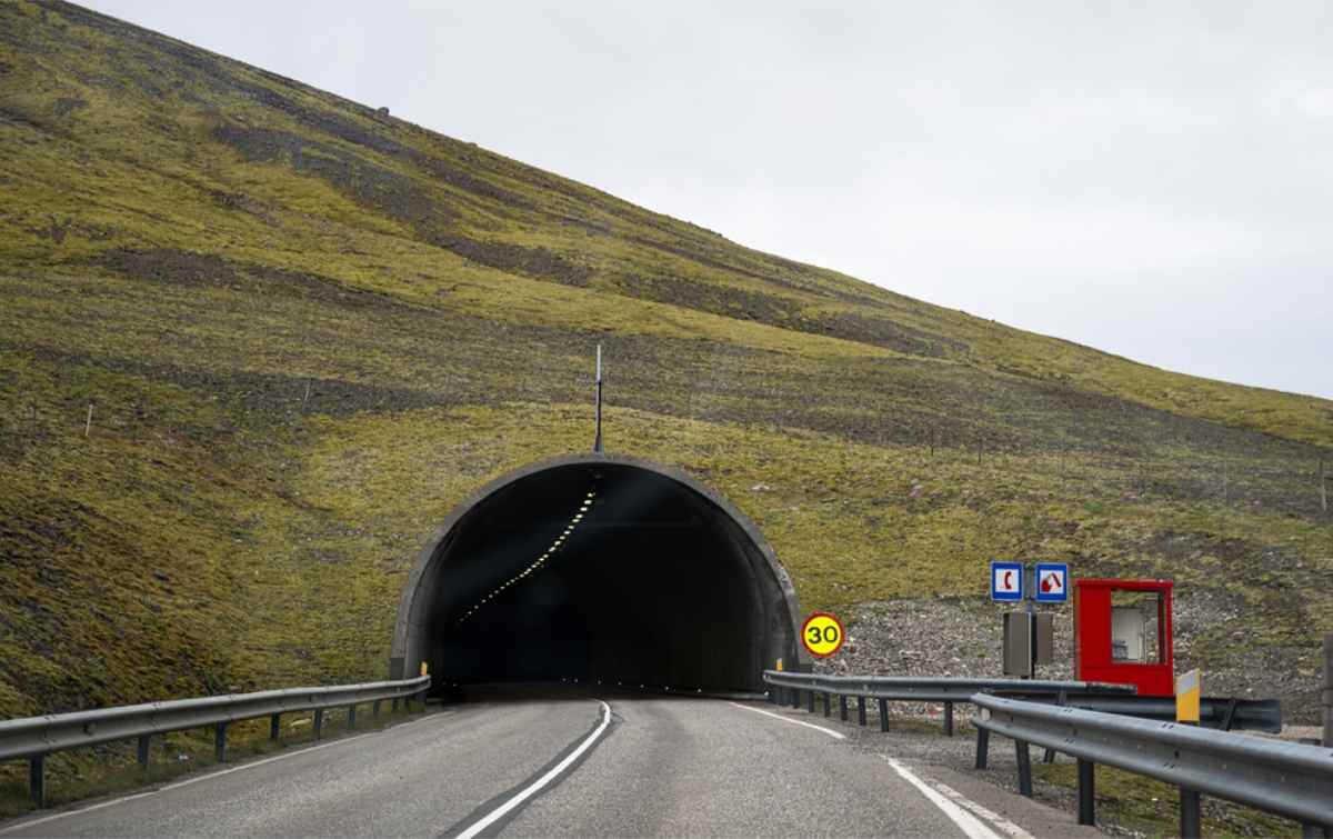 Ingang van IJslands belangrijkste en enige toltunnel in de noordelijke regio