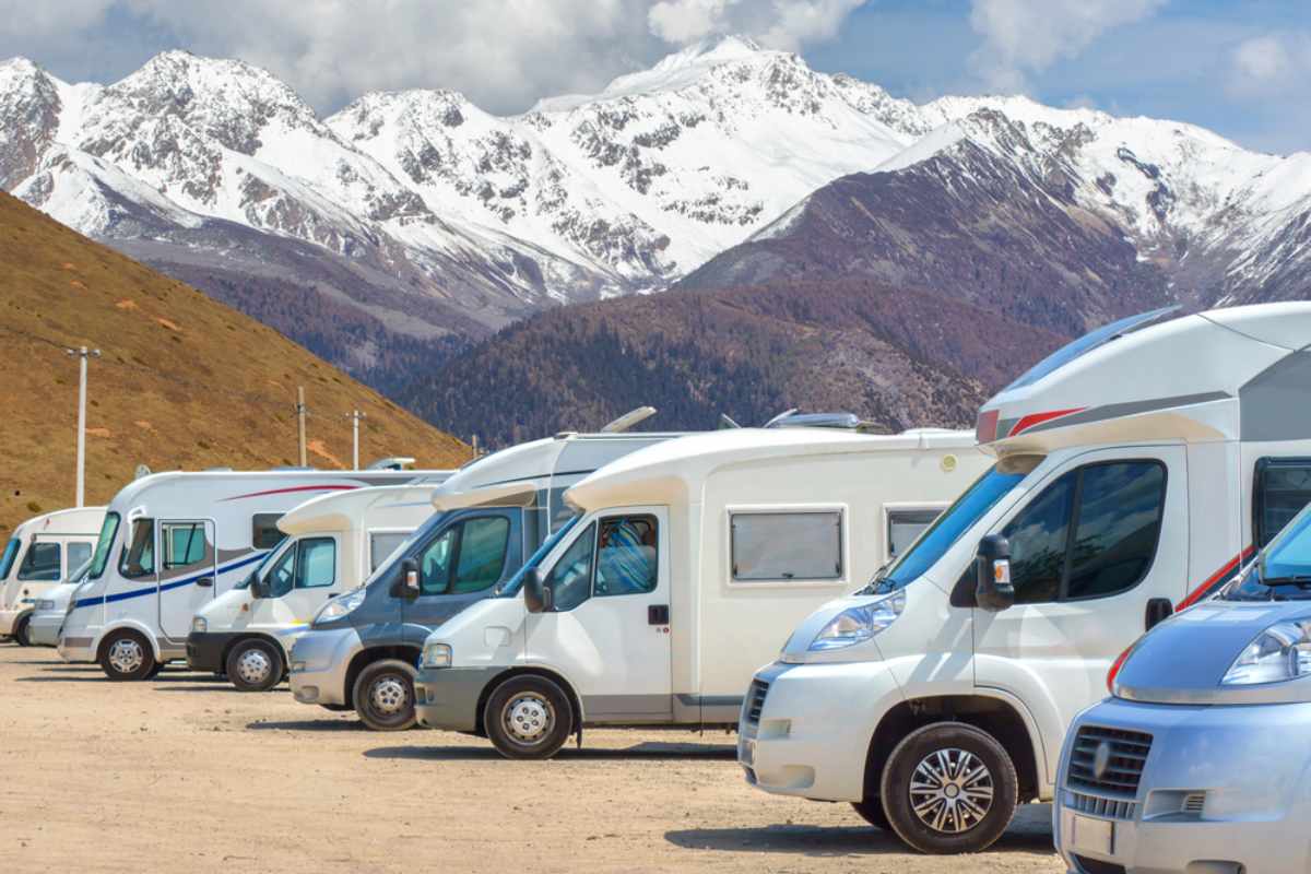 Campers en motorhomes die op een camping in IJsland op een rij staan